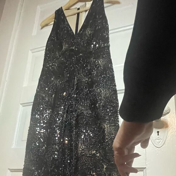 NWTs Alice + Olive Sofia Fully Beaded Jumpsuit w/ Plunging V Neck Size 4 - Picture 7 of 16